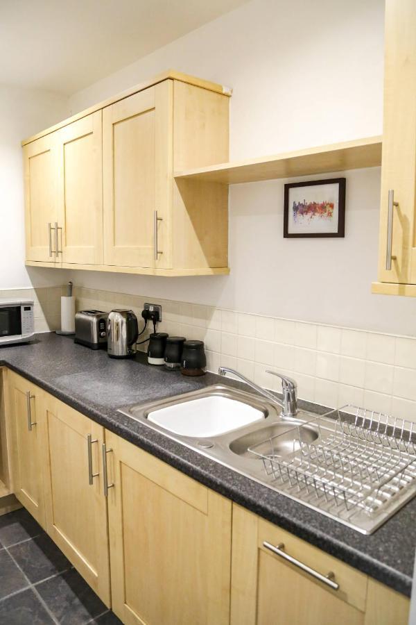 Serviced Apartment In Liverpool City Centre - Free Parking - Balcony - By Happy Days Екстериор снимка
