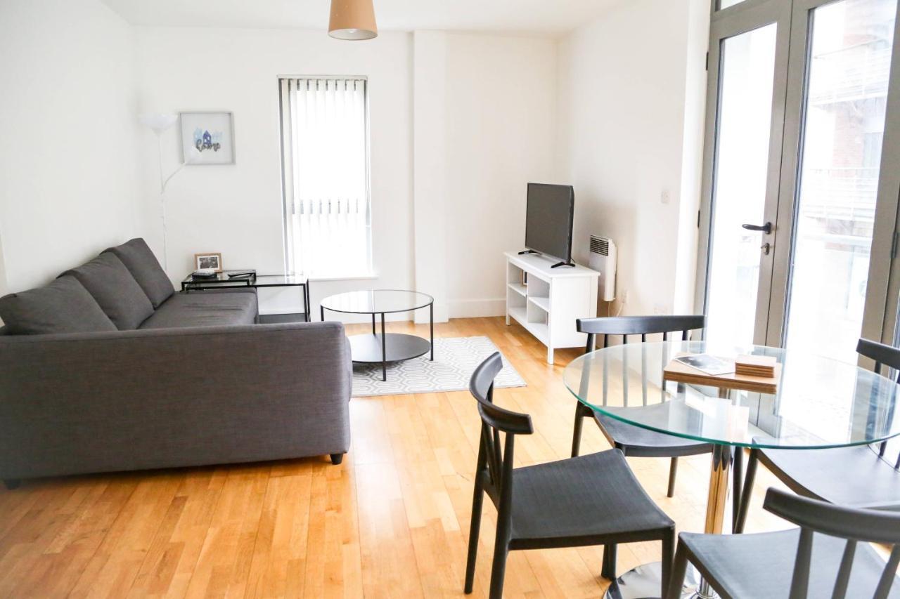 Serviced Apartment In Liverpool City Centre - Free Parking - Balcony - By Happy Days Екстериор снимка
