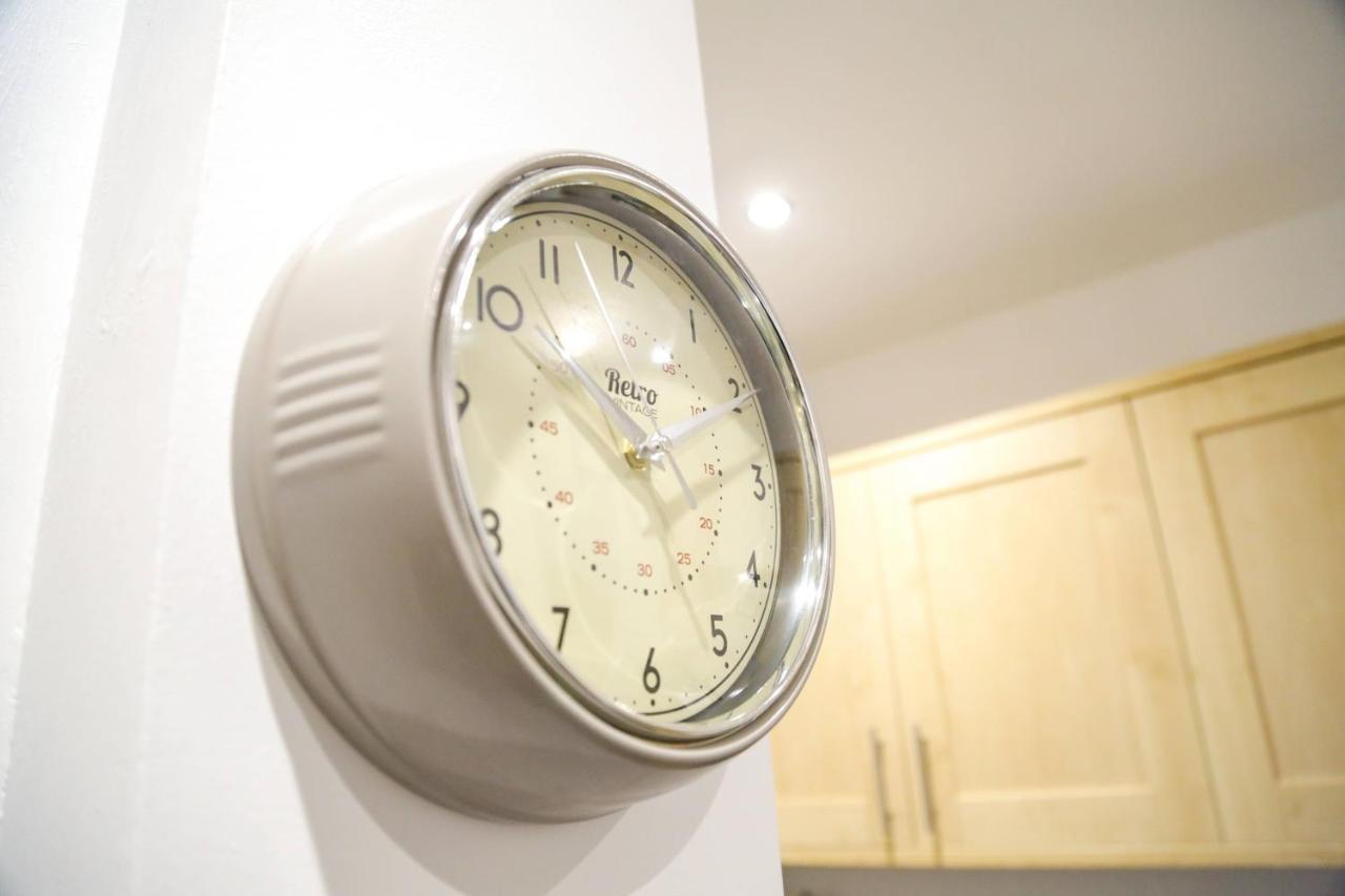 Serviced Apartment In Liverpool City Centre - Free Parking - Balcony - By Happy Days Екстериор снимка